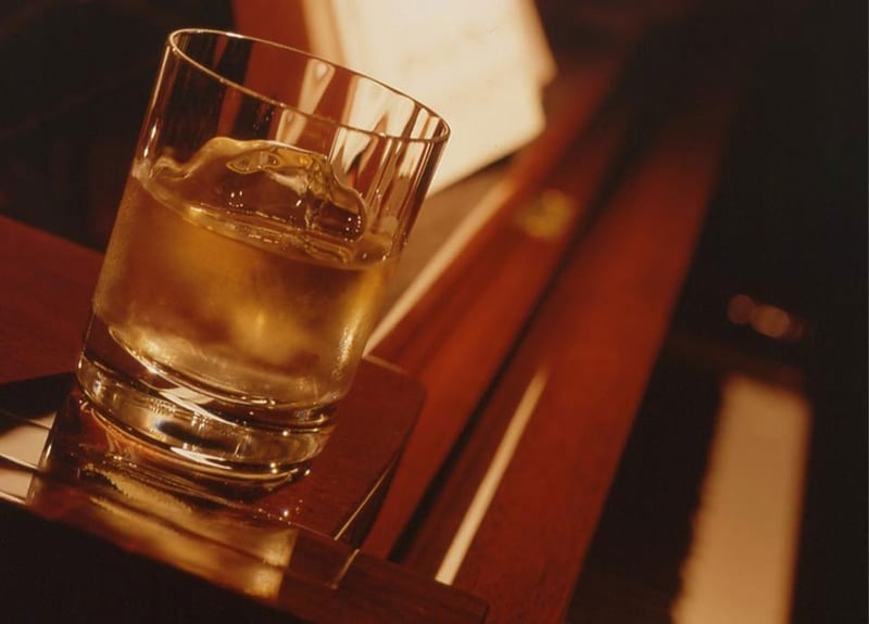 Gambar pertunjukan piano langsung (Cellar Bar).